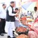 सड़क किनारे पसरे पर अचानक पहुंचे मुख्यमंत्री विष्णु देव साय, मीरा के पसरे से खरीदा ‘आशीर्वाद का दीया’…..