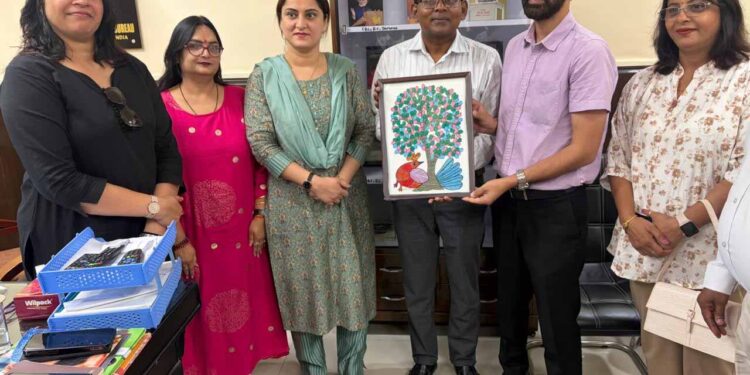 पीआईबी भोपाल के नेतृत्व में जम्मू पहुंचे पत्रकारों के अध्ययन दल ने जम्मू की पीआईबी निदेशक सुनेहा जलाली से की भेंट