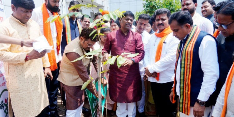सेवा संकल्प अभियान : उप मुख्यमंत्री विजय शर्मा ने महारानी अस्पताल जगदलपुर में किया रक्तदान….