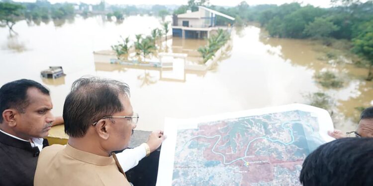 बस्तर के बाढ़ प्रभावित क्षेत्रों में पहुंचे मुख्यमंत्री विष्णु देव साय, प्रभावित परिवारों से मिलकर जाना हाल…