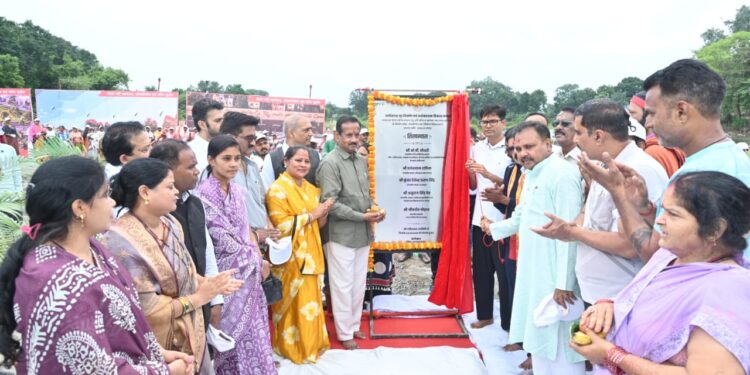 सेवा संकल्प अभियान : खर्राघाट में 29.99 करोड़ के विकास कार्यों का भूमिपूजन, वित्त मंत्री ओ.पी. चौधरी ने स्वच्छता अभियान में किया श्रमदान, केलो नदी में डुबकी लगाकर किया नमन….