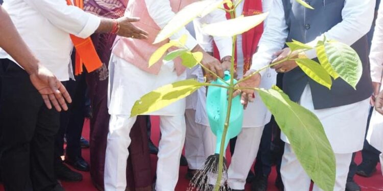‘एक पेड़ माँ के नाम’ अभियान से प्रकृति संरक्षण और मातृ सम्मान का संदेश, केंद्रीय मंत्री शिवराज सिंह चौहान एवं मुख्यमंत्री विष्णु देव साय ने सक्ती के जेठा में किया पौधरोपण….