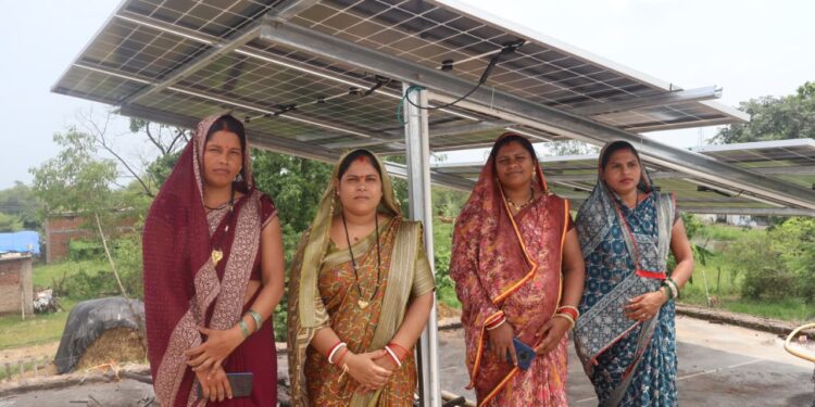 बिहान की सोलर दीदियों ने बढ़ाया आत्मनिर्भरता की ओर कदम, सोलर वेंडर के रूप मे कराया पंजीयन, छतो पर लगा रही सोलर पैनल….