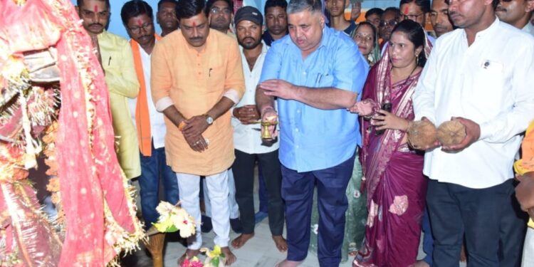 पर्यटन एवं संस्कृति मंत्री राजेश अग्रवाल ने कवर्धा में सिद्धेश्वर महादेव और संकट मोचन हनुमान मंदिर में की पूजा-अर्चना, प्रदेश की सुख-शांति, समृद्धि और जनकल्याण के लिए की प्रार्थना…..