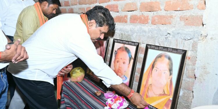 उप मुख्यमंत्री विजय शर्मा ने महाराष्ट्र सड़क हादसे में मृतकों के परिजनों से मिलकर व्यक्त की संवेदना….