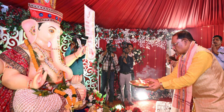 मुख्यमंत्री निवास में विराजे भगवान गणेश, मुख्यमंत्री विष्णु देव साय ने परिवारजनों के साथ विधि-विधान से की गणपति की स्थापना और पूजा-अर्चना, भगवान गणेश से प्रदेशवासियों के सुख, समृद्धि और खुशहाली की कामना…..