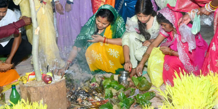 करमा पूजा में शामिल हुईं मंत्री लक्ष्मी राजवाड़े, प्रकृति, संस्कृति और लोकपरंपराओं के संरक्षण का दिया संदेश, गृह ग्राम बीरपुर में ग्रामीणजनों के साथ विधि-विधान से की करम देव की पूजा-अर्चना, प्रदेशवासियों की सुख-समृद्धि की कामना…..