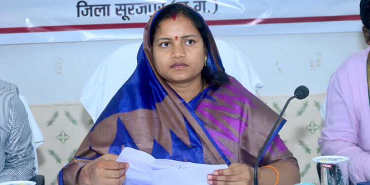मंत्री लक्ष्मी राजवाड़े ने सूरजपुर और भैयाथान में विकासखंड स्तरीय समीक्षा बैठकों में योजनाओं की प्रगति की समीक्षा की….