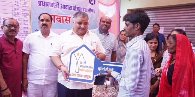 पक्के घर में कदम रखते ही चेहरे पर आई मुस्कान, 5,596 परिवारों के साकार हुए अपने आशियाने के सपने, लखनपुर के गोरता में पर्यटन मंत्री राजेश अग्रवाल ने हितग्राहियों को सौंपी ‘खुशियों की चाबी…..