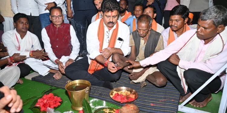 उप मुख्यमंत्री विजय शर्मा ने मुड़घुसरी में 1.48 करोड़ रुपए के तीन सड़क का किया भूमिपूजन….