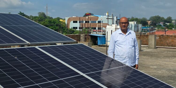 बिजली उपभोक्ता से ऊर्जा दाता बनने की ओर बढ़ते कदम, प्रधानमंत्री सूर्य घर मुफ्त बिजली योजना से घरों की छतें बनीं ऊर्जा उत्पादन की इकाइयां, सरगुजा में 1,733 घरों में स्थापित हुए रूफटॉप सोलर संयंत्र….