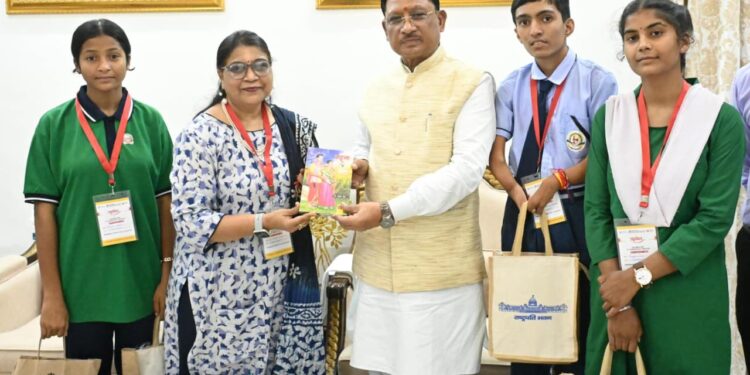 राष्ट्रपति से भेंट कर लौटे प्रतिभावान विद्यार्थियों ने मुख्यमंत्री विष्णु देव साय से की सौजन्य मुलाकात…..