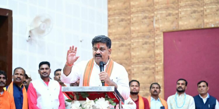छत्तीसगढ़ प्रदेश लोक कलाकार कल्याण संघ के शपथ ग्रहण समारोह में उप मुख्यमंत्री विजय शर्मा हुए शामिल…