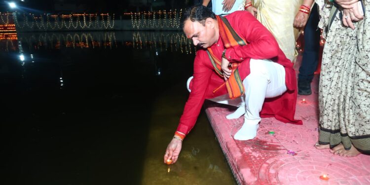 पीएम मोदी के 25 वर्षों के सेवाकाल पर मनेन्द्रगढ़ में हुआ ‘सेवा संकल्प अभियान’ का भव्य शुभारंभ, पांच लाख से अधिक दीपों से जगमगाया सरोवर तालाब, स्वास्थ्य मंत्री श्याम बिहारी जायसवाल की उपस्थिति में उमड़ा जनसैलाब….