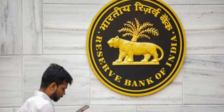 कच्चा तेल बढ़ा तो RBI बढ़ा सकता है रेपो रेट, 5.25% से 5.50% होने की संभावना