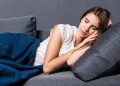 सोते समय लोग क्यों करते हैं बड़बड़ाना? जानें Sleep Talking के पीछे की वजह और कब सतर्क होना जरूरी