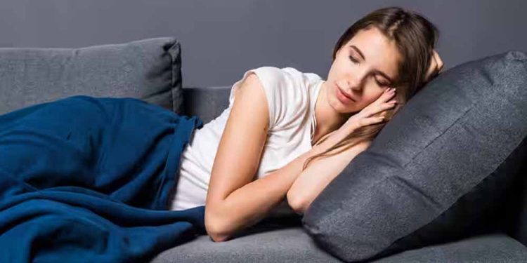 सोते समय लोग क्यों करते हैं बड़बड़ाना? जानें Sleep Talking के पीछे की वजह और कब सतर्क होना जरूरी