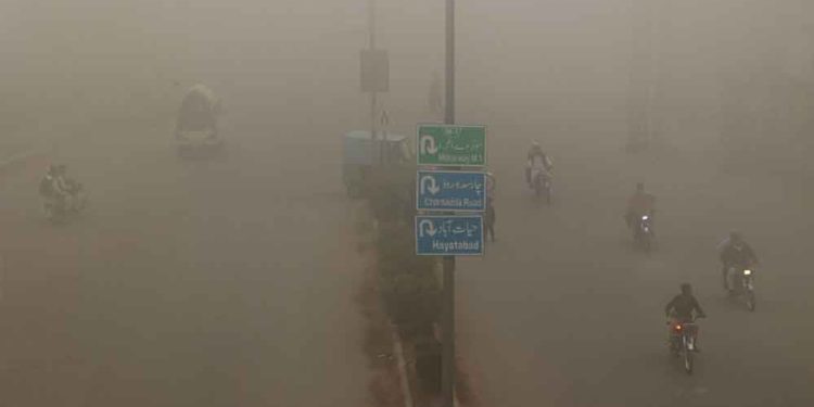 LNG संकट से पाकिस्तान की बढ़ी मुश्किलें, सर्दियों से पहले जहरीली हवा का खतरा