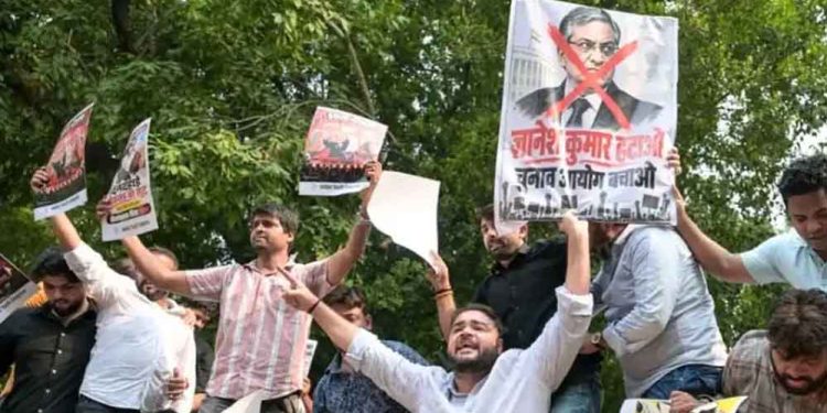 हार्वर्ड-MIT के 400 भारतवंशी चुनाव आयोग के समर्थन में आए, अभिजीत दीपके को जवाब