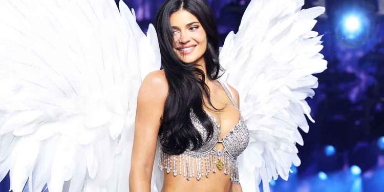 ₹460 करोड़ की Fantasy Bra पहनकर छाईं काइली जेनर, 8 साल बाद लौटी Victoria’s Secret की खास परंपरा