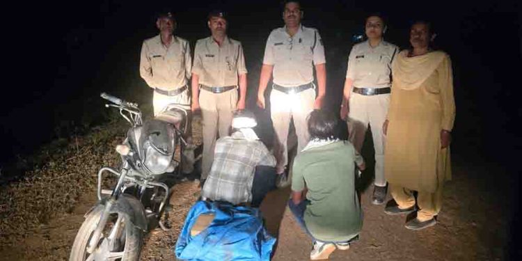 आबकारी ने मोटरसाइकिल पर शराब ले जाते हुए दो आरोपियों को पकड़ा