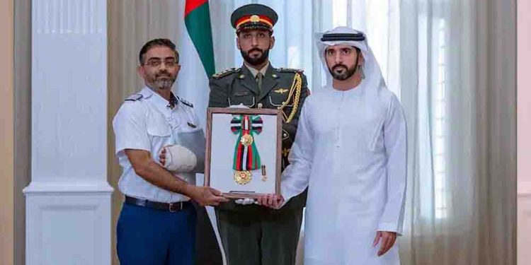 कॉकपिट में हमले के बाद भी डटे रहे भारतीय पायलट स्मित मछार, UAE ने बहादुरी के लिए किया सम्मानित