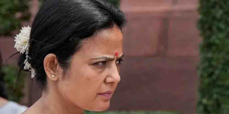 महुआ मोइत्रा को सुप्रीम कोर्ट से झटका, AIF और FPI के असली मालिकों की जानकारी सार्वजनिक करने की मांग खारिज