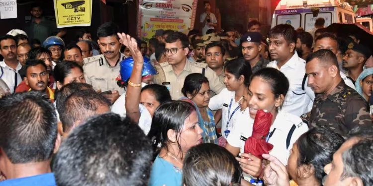 कोलकाता भगदड़: एक अनाउंसमेंट से मची अफरा-तफरी, 19 लोगों की मौत की क्या थी वजह?