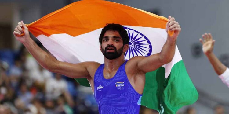 10 साल की उम्र में मां, एक साल बाद पिता को खोया, अब एशियन गेम्स में अमन सहरावत ने जीता GOLD