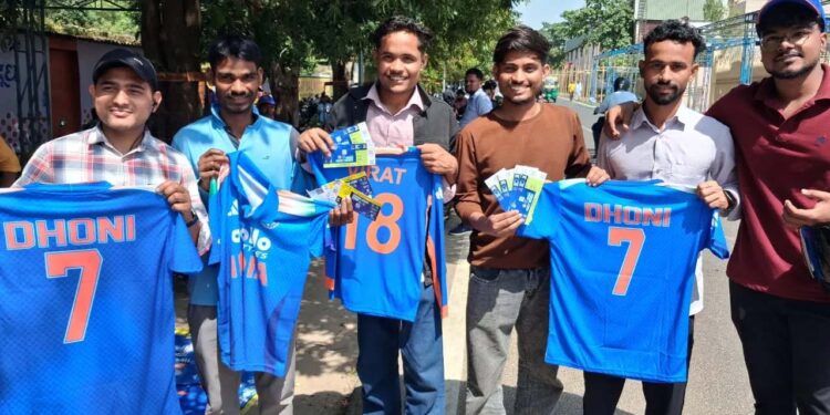 भारत-वेस्टइंडीज T20: टिकट के लिए रात से जुटी भीड़, JSCA स्टेडियम के बाहर उमड़ा फैंस का सैलाब
