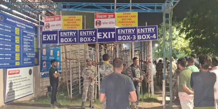 भारत-वेस्टइंडीज T20 का जबरदस्त क्रेज, टिकट के लिए रातभर रांची स्टेडियम के बाहर डटे हजारों फैन्स