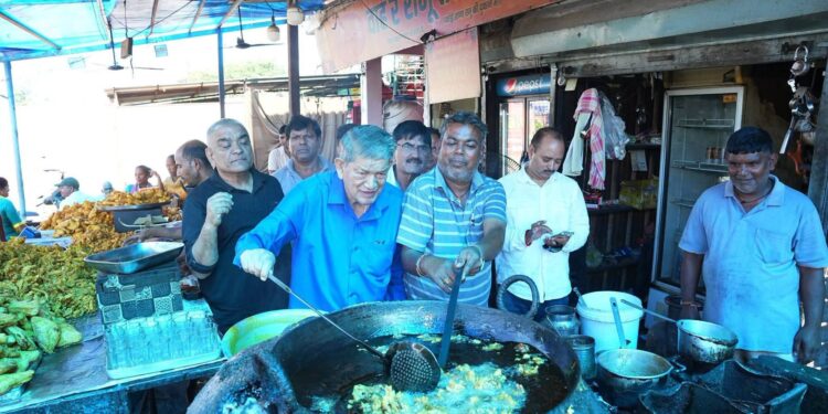 हरीश रावत का दिखा देसी अंदाज, रामू की दुकान पर खुद तलने लगे पकौड़े