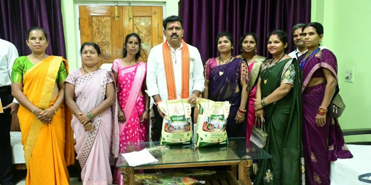 उप मुख्यमंत्री विजय शर्मा से मिलीं माँ दंतेश्वरी महिला किसान उत्पादक कंपनी की सदस्य, उप मुख्यमंत्री ने एनपीओपी प्रमाणन मिलने पर दी बधाई….