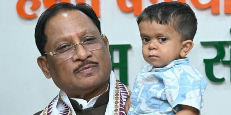 मुख्यमंत्री साय की संवेदनशील पहल से दुर्लभ बीमारी से जूझ रहे 10 वर्षीय रिमोन के परिवार में जगी नई उम्मीद….