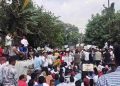 मानदेय और मनरेगा मजदूरी बढ़ाने की मांग, ग्राम प्रधानों ने तोड़ी बैरिकेडिंग