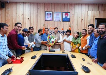 सीएम धामी बोले- लोकतंत्र का महत्वपूर्ण स्तंभ है पत्रकारिता, प्रेस क्लब की स्मारिका ‘गुलदस्ता’ का विमोचन