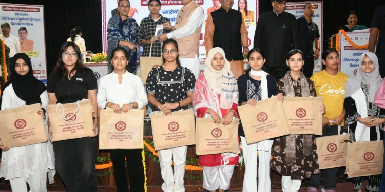 अंतरराष्ट्रीय बालिका दिवस पर 149 मेधावी छात्राओं का सम्मान, स्मार्टफोन से डिजिटल शिक्षा को मिलेगा बढ़ावा