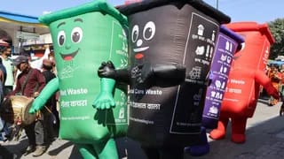 सड़कों पर उतरे चलते-फिरते कूड़ेदान, लोकगीतों से दिया स्वच्छता का संदेश
