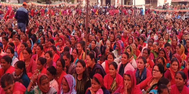 सोमेश्वर में मंत्री रेखा आर्या का विरोध, कांग्रेस ने दिखाए काले झंडे