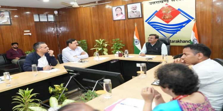 Uttarakhand News: उत्तराखंड में 108 एम्बुलेंस सेवा पर मुख्य सचिव सख्त, 3 लाख किमी चल चुकीं 50 पुरानी गाड़ियां जल्द बदलने के निर्देश….