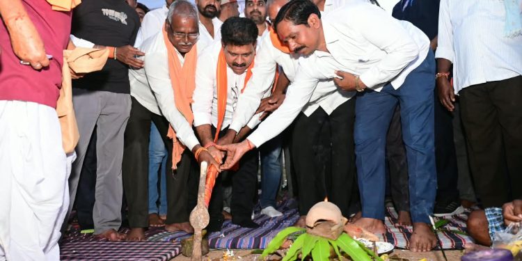 उप मुख्यमंत्री एवं कवर्धा विधायक विजय शर्मा ने 78.51 लाख रुपए के दो सीसी सड़क सह नाली निर्माण कार्यों का किया भूमिपूजन….