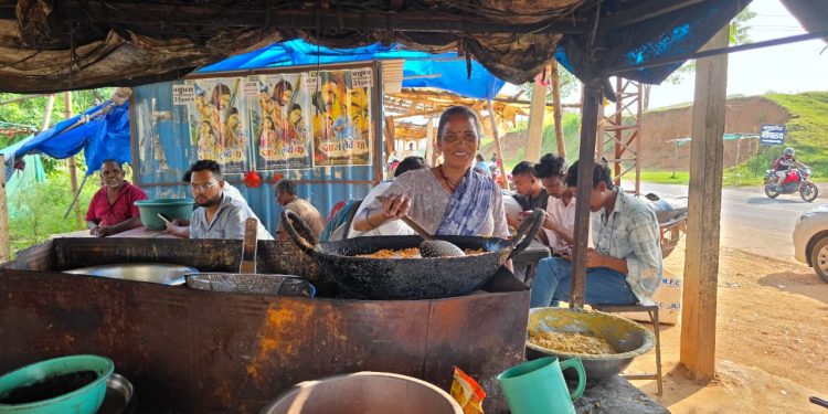 ’सेवा संकल्प अभियान’ : ’सेवा की कहानी: समूह से मिला एक लाख रुपये का सहारा, दुकान और ठेले से आत्मनिर्भर बनीं लाजो’…