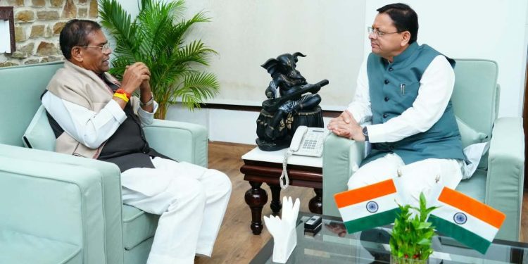 Uttarakhand News: वंचित वर्गों के उत्थान और विकास योजनाओं पर धामी-कुलस्ते की चर्चा, शिक्षा-रोजगार से सामाजिक सशक्तीकरण पर मंथन….