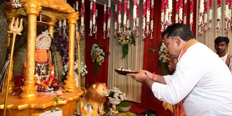 उप मुख्यमंत्री विजय शर्मा ने कवर्धा में मां महामाया और मां विंध्यवासिनी के दर्शन कर प्रदेश की सुख-समृद्धि और खुशहाली की कामना की….