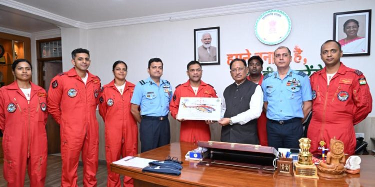 मुख्यमंत्री विष्णु देव साय से भारतीय वायु सेना की सारंग हेलीकॉप्टर डिस्प्ले टीम ने की सौजन्य मुलाकात…..