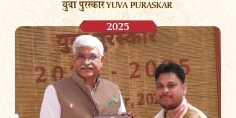 छत्तीसगढ़ की कला प्रतिभाओं ने राष्ट्रीय मंच पर लहराया परचम, केंद्रीय मंत्री गजेन्द्र सिंह शेखावत ने जशपुर के डॉ. आनन्द पाण्डेय और सारंगढ़ के घनश्याम साहू को किया सम्मानित….