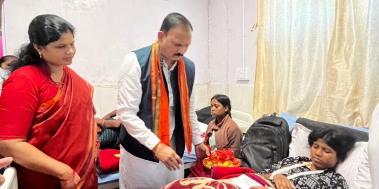 निजी कार्यक्रम छोड़ केल्हारी बस दुर्घटना के घायलों से मिलने पहुंचे स्वास्थ्य मंत्री श्याम बिहारी जायसवाल….