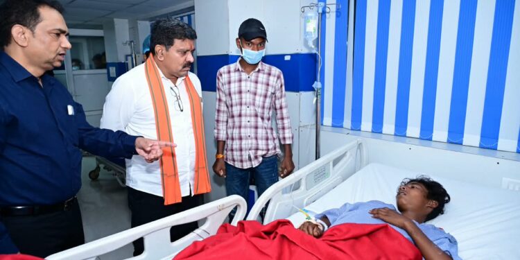 उप मुख्यमंत्री विजय शर्मा ने अस्पताल पहुंचकर जाना सड़क हादसे में घायलों का हाल, मरकाटोला घाट सड़क हादसे के घायलों और परिजनों से की मुलाकात, बेहतर उपचार के दिए निर्देश…..