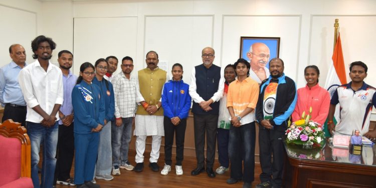 राज्यपाल रमेन डेका से प्रदेश के उत्कृष्ट खिलाड़ियों ने की सौजन्य भेंट….