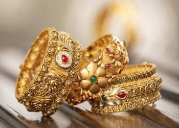 सोना-चांदी की कीमतों में भारी गिरावट, दिवाली पर खरीदें या करें इंतजार? जानें निवेश की रणनीति